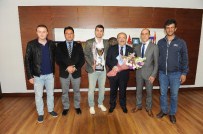 ENGELLİ SPORCULAR - Başkan Gümrükçüoğlu, Şampiyon Takımı Makamında Kabul Etti