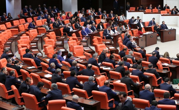 Anayasa değişikliği 376 oyla Meclis'ten geçti