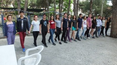 Burhaniye'de Gençlik Merkezi Ekibi Provada