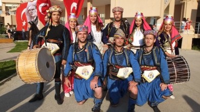 Burhaniye'de Üniversiteli Oyunculara Alkış