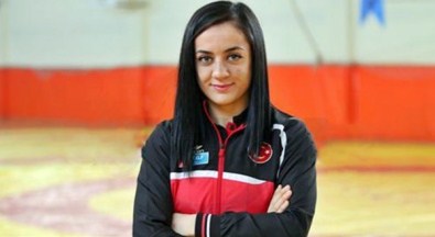 Üniversiteli Milli Güreşçi Gün, Rio'ya Gitmeye Hak Kazandı