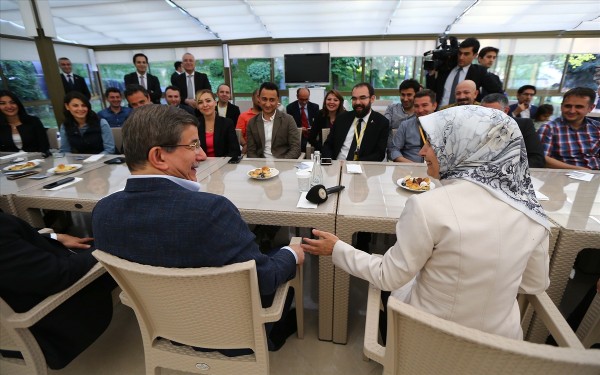 Davutoğlu muhabirlere böyle veda etti!