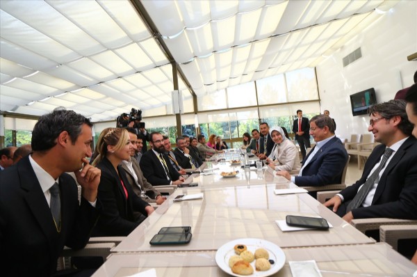 Davutoğlu muhabirlere böyle veda etti!