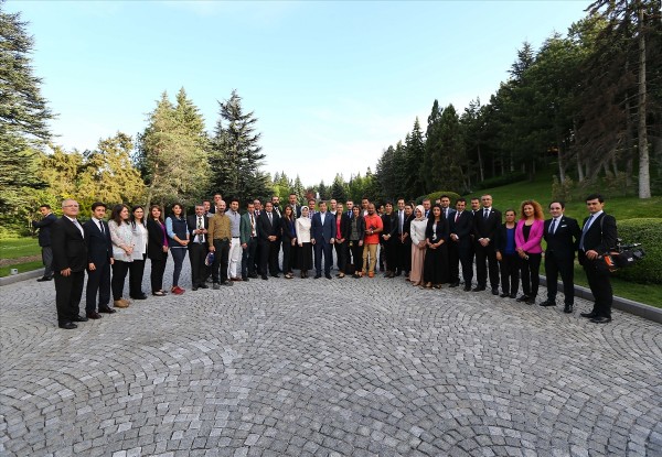 Davutoğlu muhabirlere böyle veda etti!