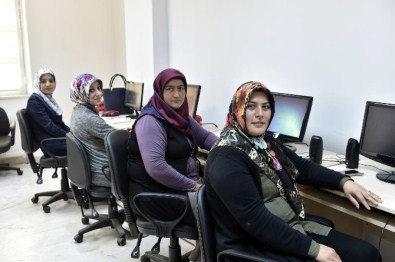 Çocukları İçin Anneler Bilgisayar Başında