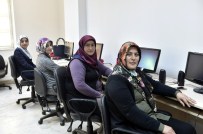 Çocukları İçin Anneler Bilgisayar Başında