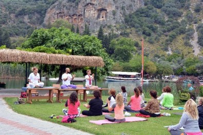 Tarihi Kaya Mezarları Eşliğinde Dostluk Ve Barış İçin Yoga