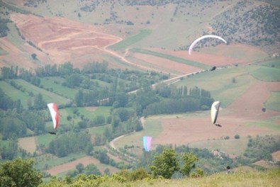 THK'nın Organize Ettiği 'Türkiye Yamaç Paraşütü Mesafe Uçuşu Yarışmaları'Nın İlk Ayağı Tokatta Başladı