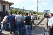 YÜK TRENİ - Tren Kamyonu Biçti, Şoförün Burnu Bile Kanamadı