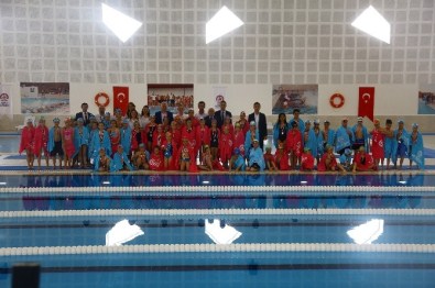 Başkan Zolan'dan Dereceye Giren Yüzücülere Madalya