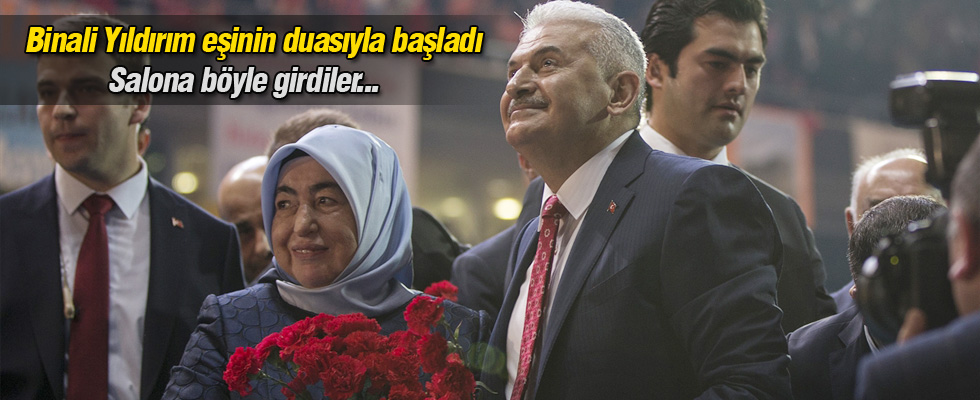 Binali Yıldırım eşinin duasıyla salona girdi