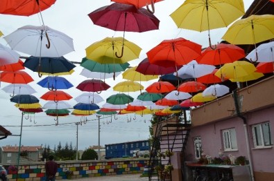 Kulu'da Engelli Çocuklar İçin Renkli Şemsiyeler Asıldı