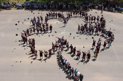 Mezun Olan Liseli Öğrenciler Figür Çizerek Kep Attı