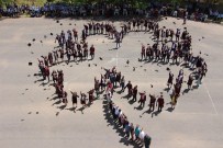 NEVZAT AYAZ ANADOLU LİSESİ - Mezun Olan Liseli Öğrenciler Figür Çizerek Kep Attı