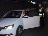 ŞÜPHELİ ARAÇ - Şüpheli aracın şoförü bakın kim çıktı!