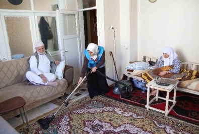 Haliliye Belediyesi 50 Ailenin Evini Temizliyor