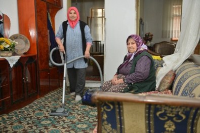 İnegöl Belediyesi Kimsesiz Yaşlıların Evlerini Temizliyor