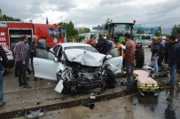 HÜSEYIN CAN - Tokat'ta Traktörle Otomobil Çarpıştı Açıklaması 3 Yaralı