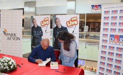 Ünlü Yazar Kahraman Tazeoğlu, Park Afyon AVM'de Kitaplarını İmzaladı