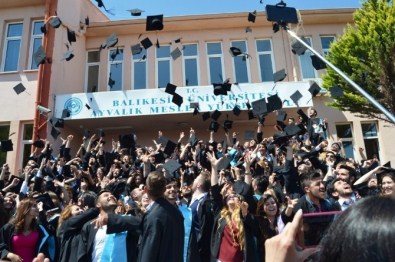 Altınoluk MYO'da Mezuniyet Heyecanı Yaşandı