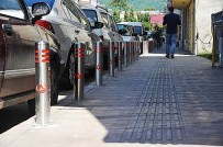 KALDIRIM İŞGALİ - Altınordu'da Kaldırımlara Duba