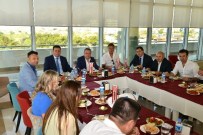 KONYAALTI SAHİLİ - Başkan Böcek, Konysiad Üyelerini Ağırladı