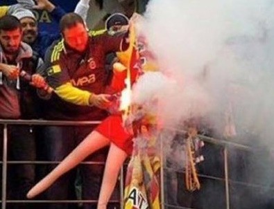 Galatasaray forması giydirilmiş şişme kadını yakan taraftara hapis