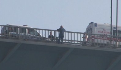 Köprüde İntihar Girişimi Trafiği Kilitledi