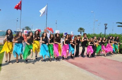 Öğrencilerin Dansı İlgi Çekti