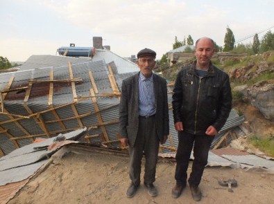 Şiddetli Rüzgar Evin Çatısını Uçurdu