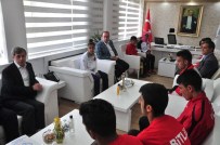 AHMET ÇıNAR - Vali Çınar Milli Sporcuları Altınla Ödüllendirdi