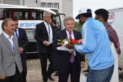 Yabancı Öğrenciler Vali Kahraman'ı 'Vali Baba' Sloganı İle Karşıladı