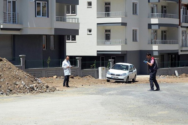 Oğlunun gözleri önünde kafasına sıktı