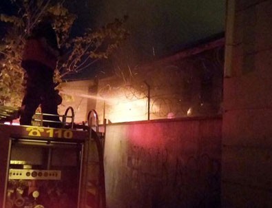 Diyarbakır'da teröristler bir okulu ateşe verdi