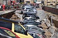 İTFAİYECİLER - İtalya'da Yol Çöktü, 20 Araç İçine Düştü