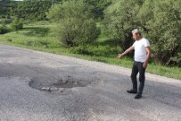 DERECIK - Şemdinli-Yüksekova Karayolu Köstebek Yuvasına Döndü