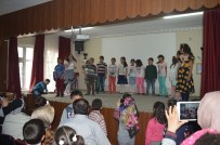 DEVAMSIZLIK - İlkokul Öğrencilerinden Yılsonu Gösterisi