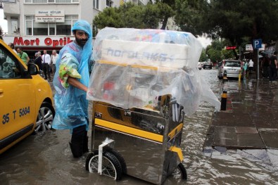 İzmir'de Yağmur Hayatı Felç Etti