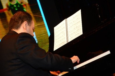 Piyanist Emir Gamsızoğlu, Stand-Up Tadında Bir Konser Verdi