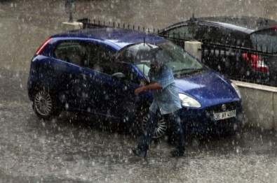 Yaz Yağmuru İzmir'de Hayatı Felç Etti