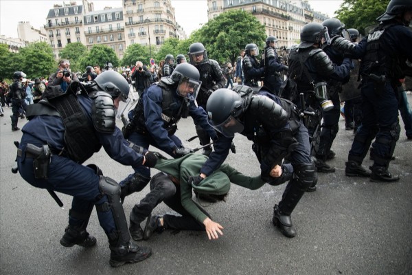 Fransız polisinden sert müdahale