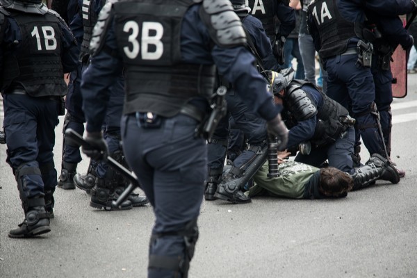 Fransız polisinden sert müdahale