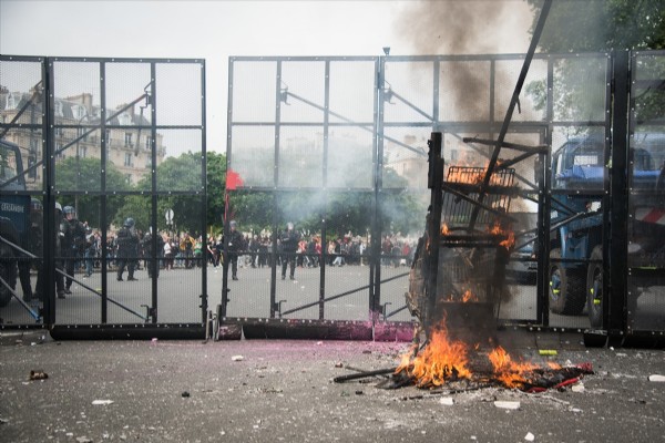 Fransız polisinden sert müdahale