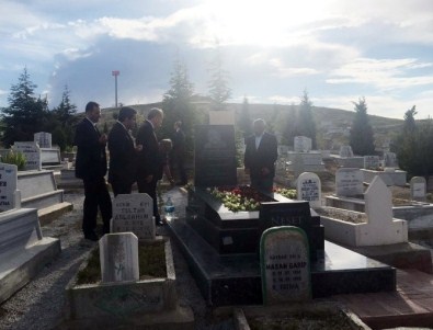 Cumhurbaşkanı Erdoğan, Neşet Ertaş'ın Mezarını Ziyaret Etti