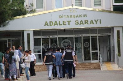 Diyarbakırda Fetö/Pdy Operasyonunda Gözaltına Alınan 5 Kişi Adliyeye Sevk Edildi