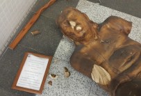 İZMIRSPOR - Herkesin Konuştuğu Adam, Heykeli Bakın Neden Parçalamış