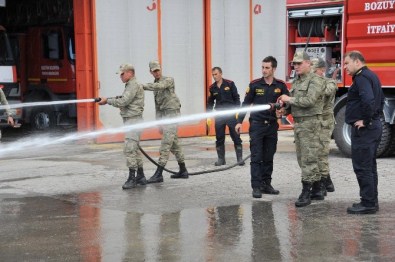 İtfaiyeden Askerlere Uygulamalı Yangın Eğitimi