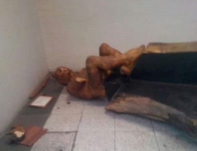 İzmir'deki çıplak heykele balyozlu saldırı