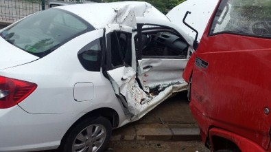 Kamyonet Otomobile Çarptı Açıklaması 1'İ Ağır 5 Yaralı