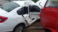 Kamyonet Otomobile Çarptı Açıklaması 1'İ Ağır 5 Yaralı